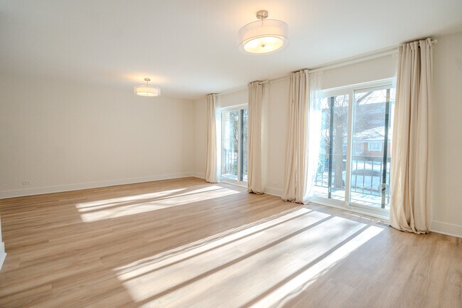 Foto del edificio - 2740 W Farragut Ave