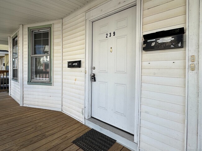 Foto del edificio - 239 Parrott Ave