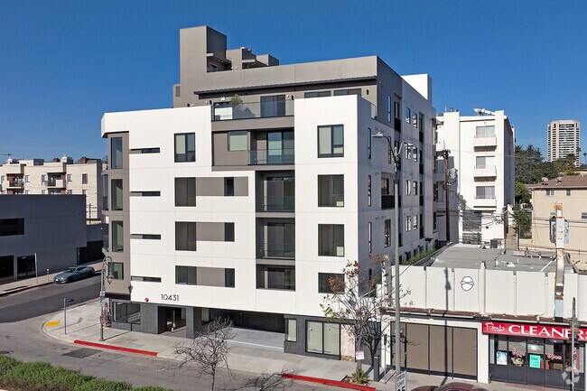 Foto del edificio - 10431 Santa Monica — Modern Luxury Living in Century City