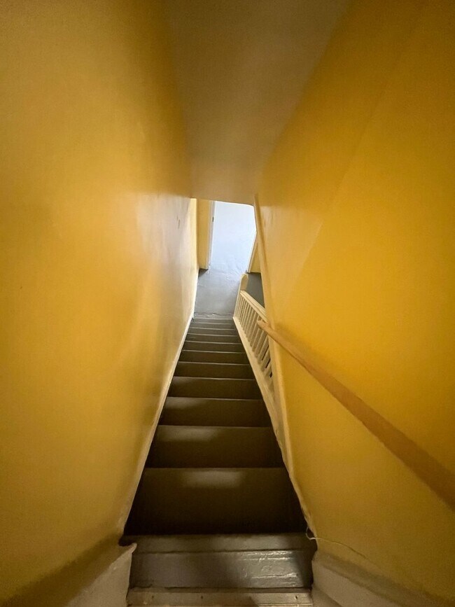 Building Photo - Renovated 3BR / 2BA Townhome for Rent – $1,325/month