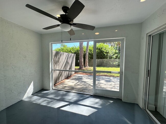 Foto del edificio - AVAILABLE NOW!  2 Bedroom 2 Bath Duplex with 1 Car Garage!