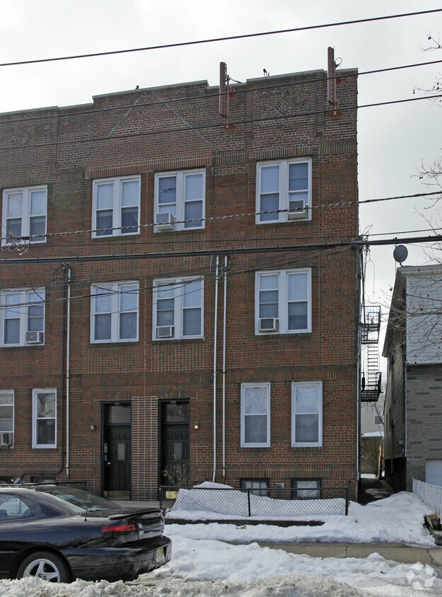 Building Photo - 153 Roosevelt Ave