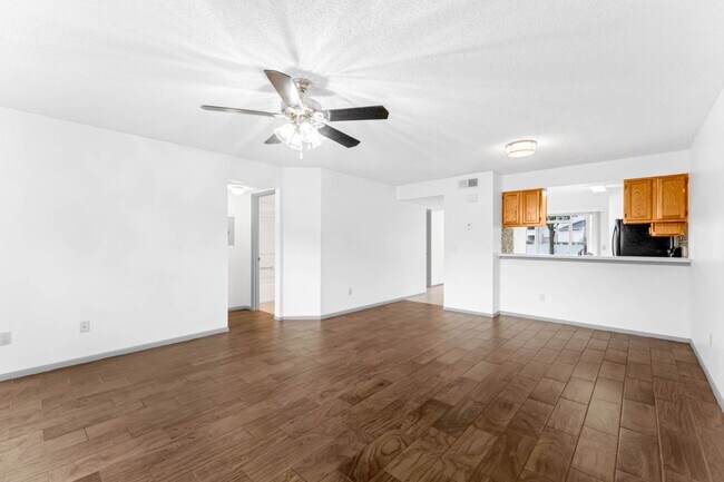Building Photo - First Floor 2/2 Condo with private back in...