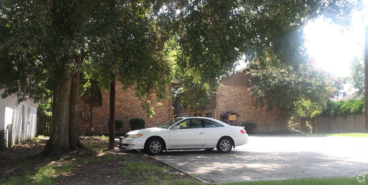 Building Photo - 373 West Dr