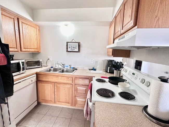 Building Photo - 1600 Banyan Dr