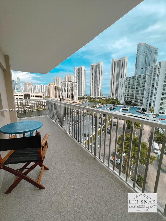 Foto del edificio - 300 Bayview Dr
