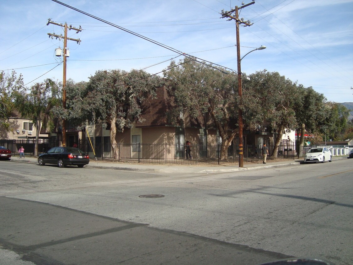 Primary Photo - 1560 E Date St