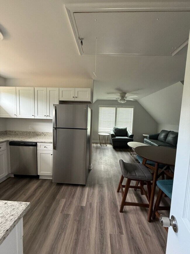 Foto del edificio - STUDIO APARTMENT PRE-LEASING FOR AUGUST 10 2026!