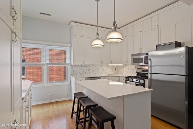 Foto del edificio - 2 br, 2.5 bath  - 855 W Erie St Apt 119