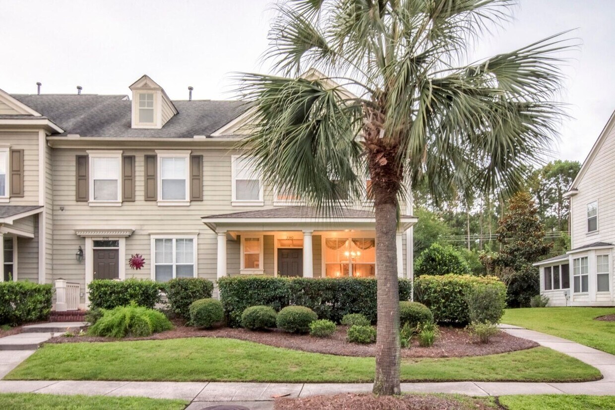 Primary Photo - Stunning 3 - Bedroom 2.5 - Bath Townhome -...