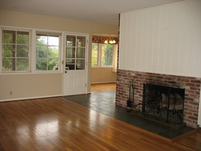 Building Photo - - Portland Heights 3 bedroom Beauty!