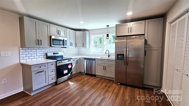 Foto del edificio - 703 Central Dr NW