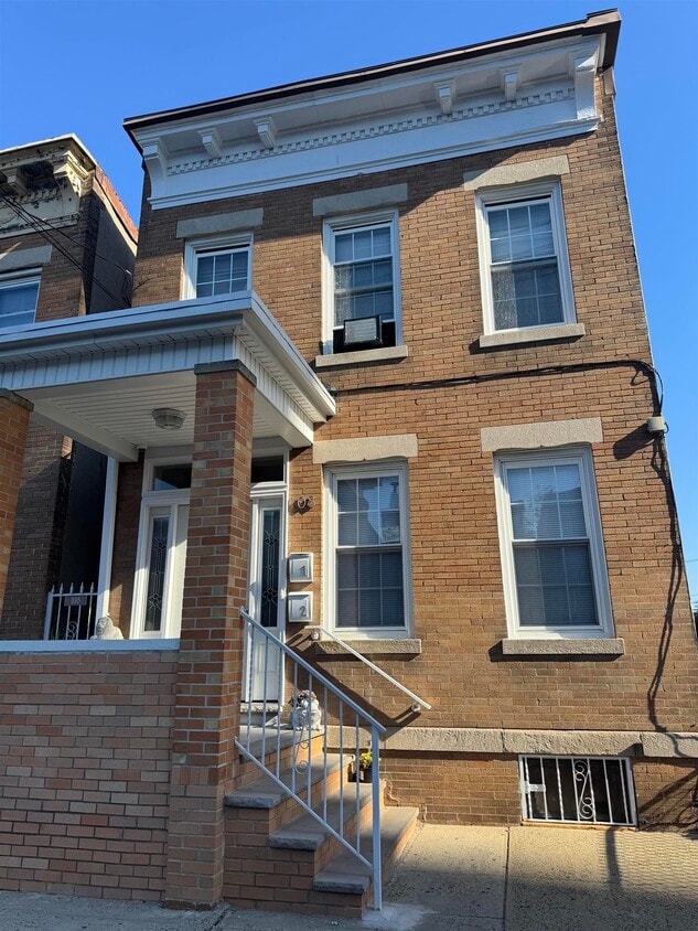 Foto principal - 108 57TH St