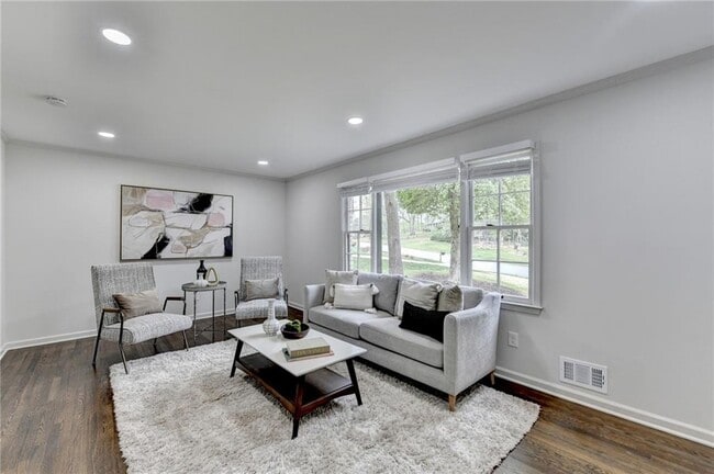 Building Photo - 1450 Cedarhurst Dr