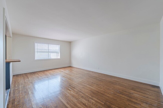 Building Photo - Gorgeously Renovated Harbor City 3-Bed Gem
