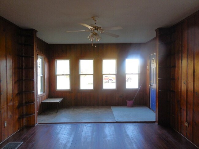 Foto del edificio - Two Bedroom Home with 3 Baths and W/D Hookups!