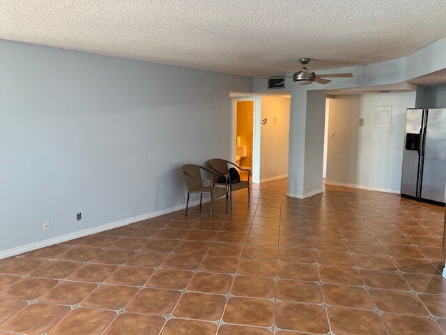 Entrance View, Dining Area - 1000 Parkview Dr