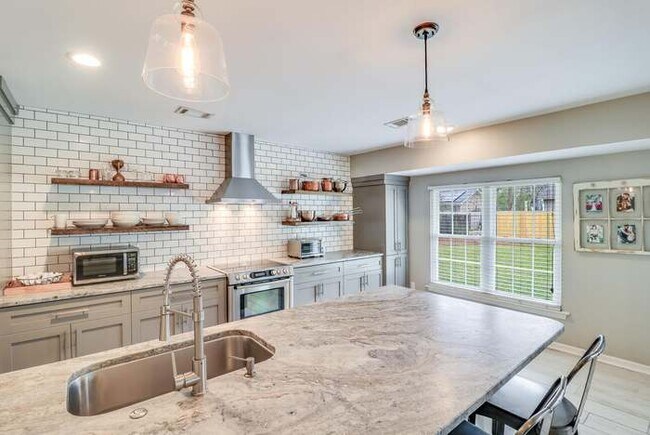 Foto del edificio - 1534 Kentwood Cir