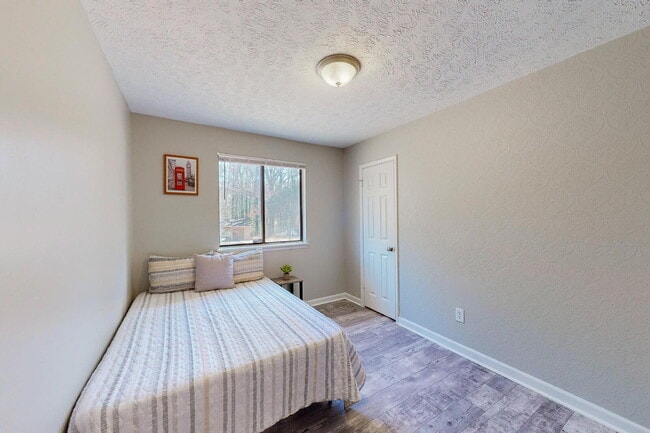 Building Photo - Ellenwood House with Dining area. Spacious...