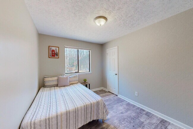 Foto del edificio - THE LINCOLNDALE | Spacious & comfortable Ellenwood house featuring a dining area designed for con...