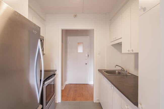 Building Photo - 705 Boulevard Churchill