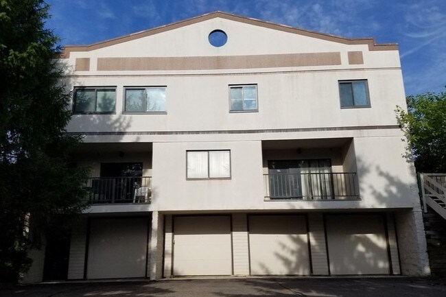 Building Photo - 640 5th St
