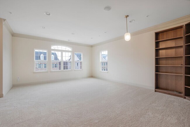 Foto del edificio - Beautiful 3 BR/2.5 BA EOG Townhome in Hist...