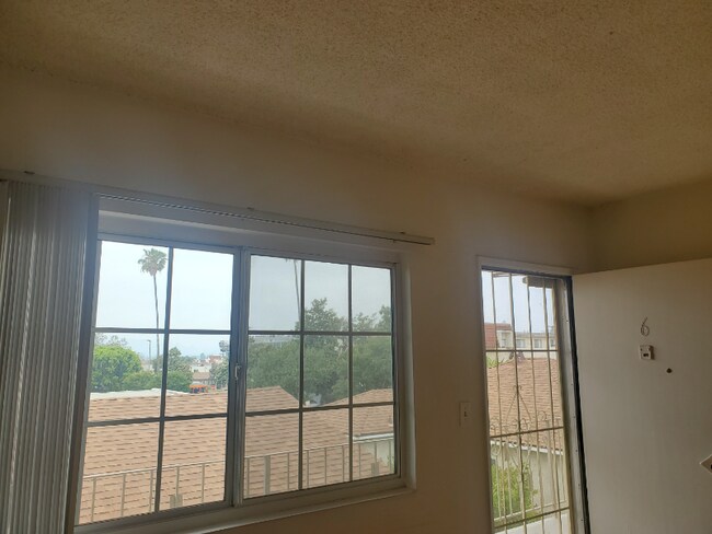 Foto del edificio - 1128 Raymond Ave