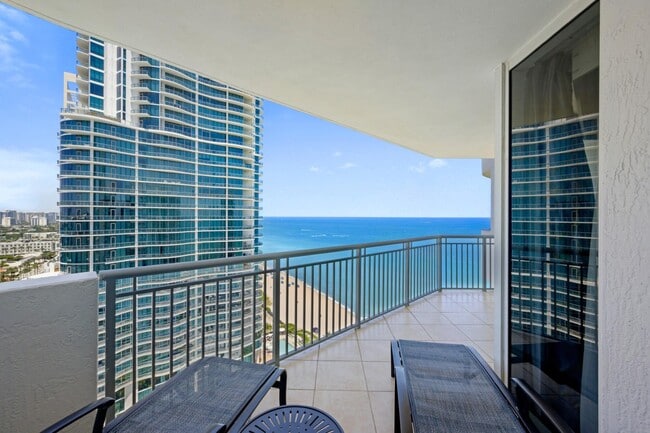 Building Photo - 17375 Collins Ave