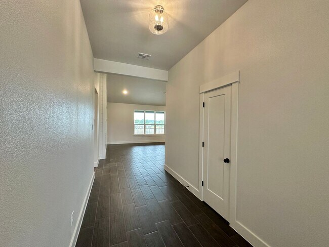 Foto del edificio - Viewable Now By Appointment!