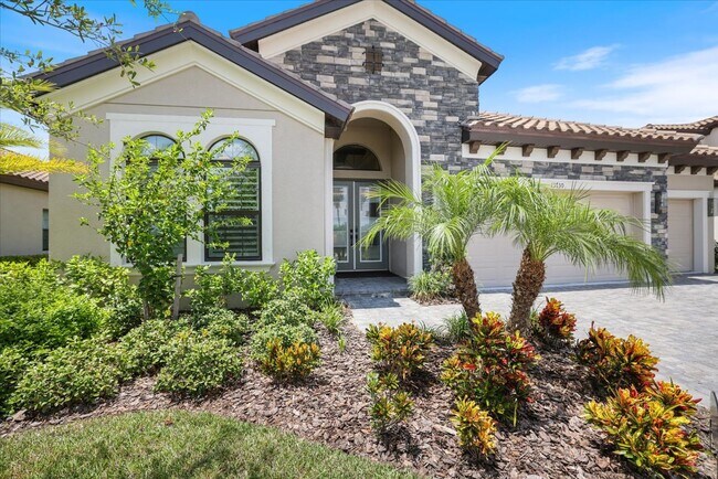 Foto del edificio - Luxury Home w/ Pool, Outdoor Kitchen, Car Lift, & Water View In Parrish!