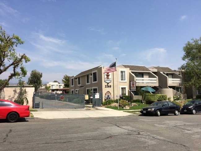 Front Entrance - Fountain Place Apartments