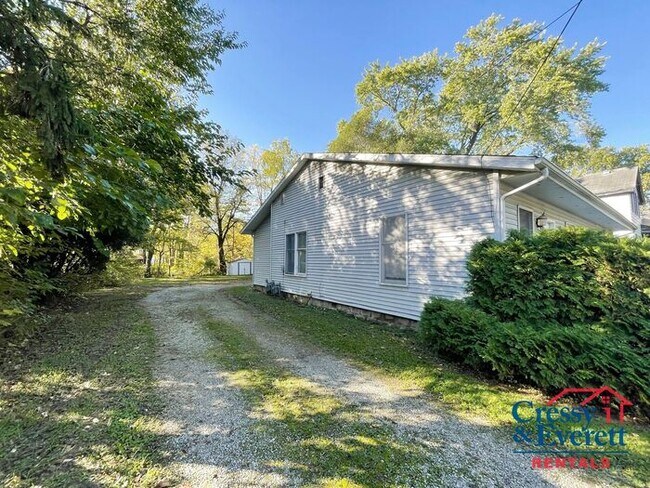 Building Photo - Buchanan Duplex Close to Downtown
