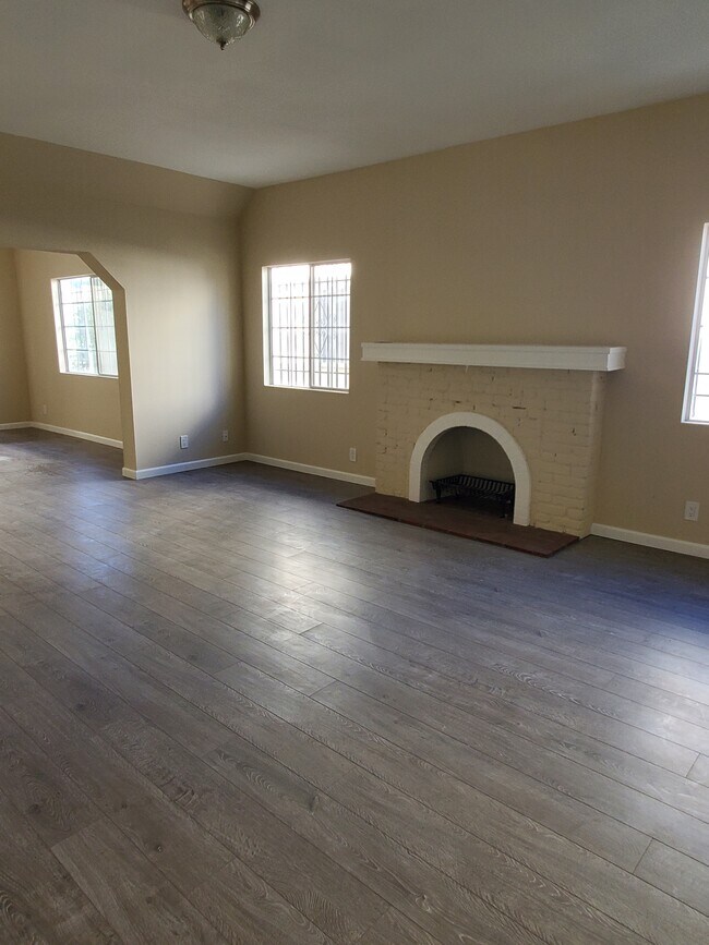 Foto del edificio - 947 S Sycamore Ave