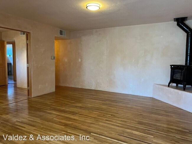 Building Photo - 2 br, 1 bath House - 201 Alamo Dr.