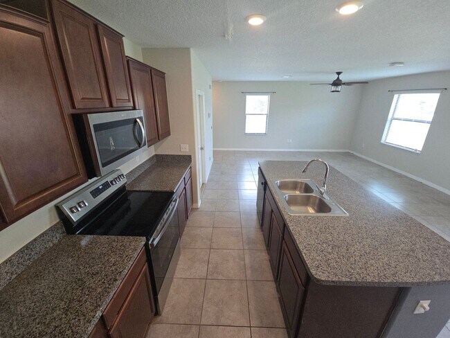 Foto del edificio - Gorgeous 4-Bedroom, 2.5-Bathroom Home in R...