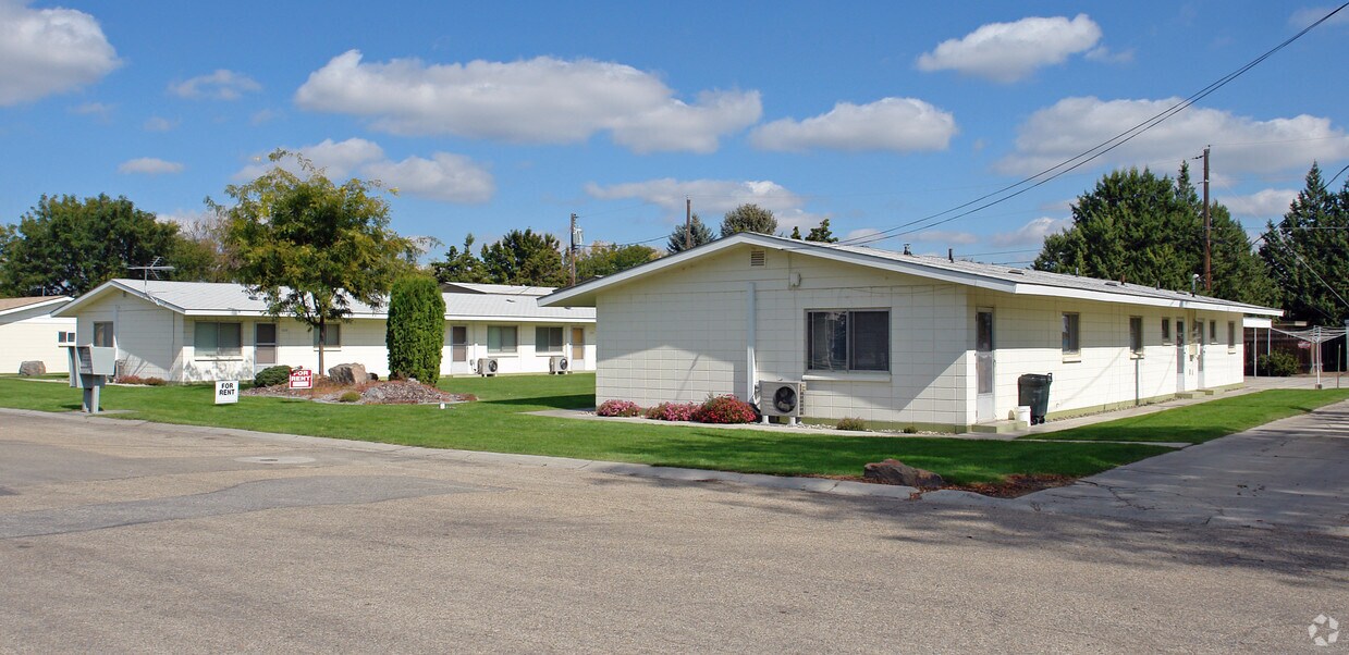 Primary Photo - Checola Park Apartments