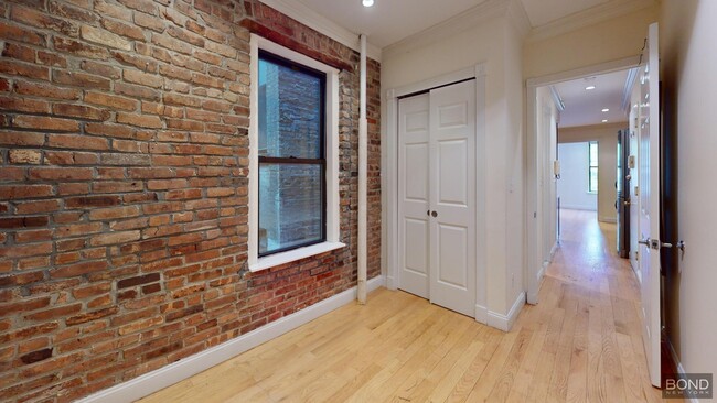 Building Photo - 610 E 9th St