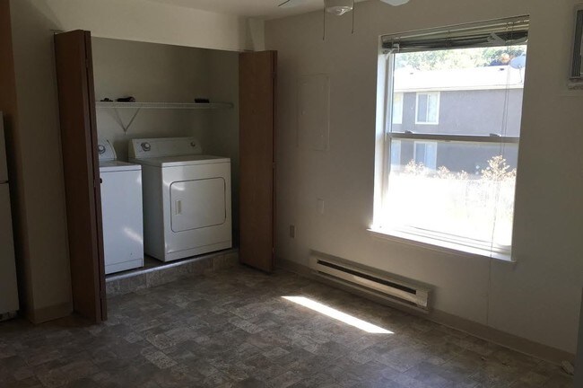 Building Photo - 9415 N Thurman Dr