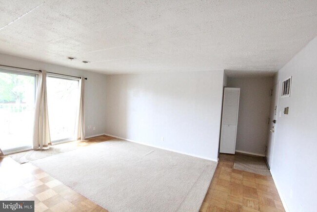 Building Photo - 2646 Redcoat Dr
