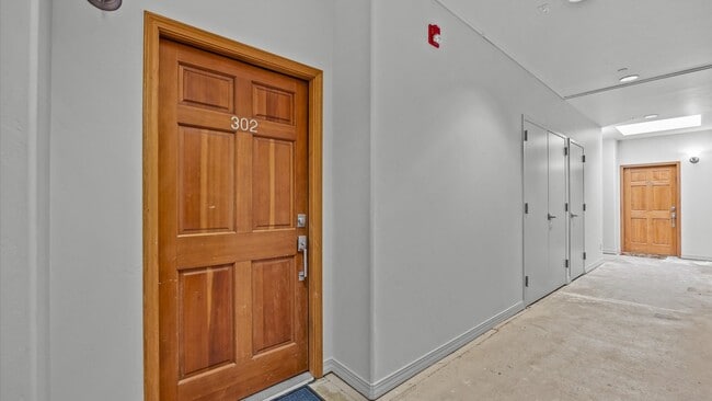 Building Photo - Charming 2-Bedroom Apartment in a Convenie...