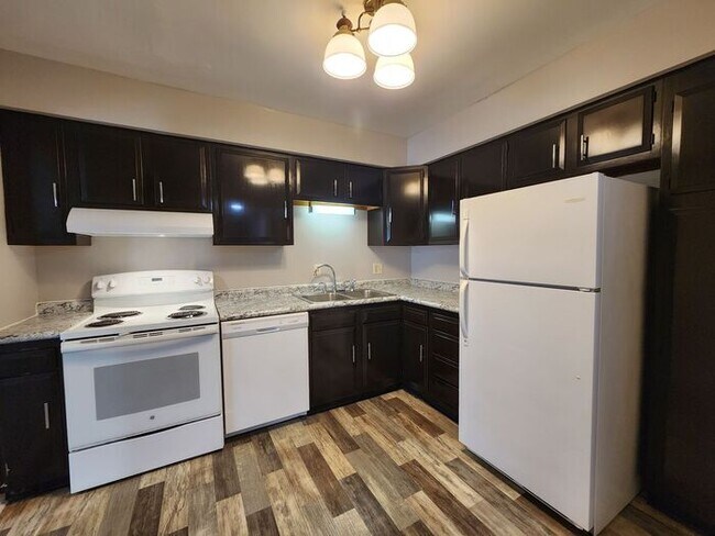 Foto del edificio - Large Townhome Apartment with 1 1/2 Baths and 2 Car Garage