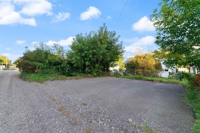 Foto del edificio - 325 E 8th St