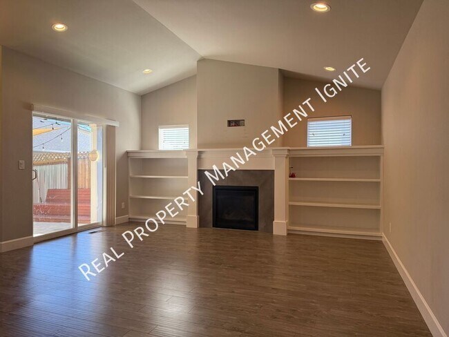 Building Photo - 451 NE Oak Ave