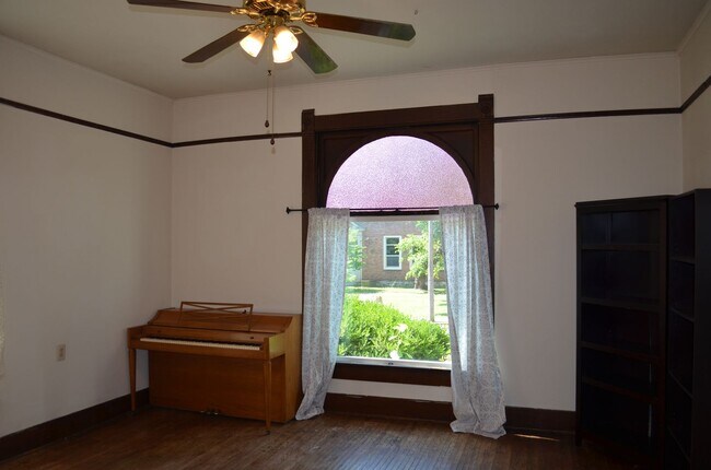 Building Photo - 1409 Hinkson