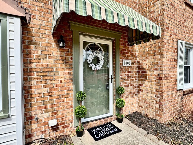 Foto del edificio - READY NOW!! Fenced Patio - Pet Friendly - Over 1,500 Square Feet!!