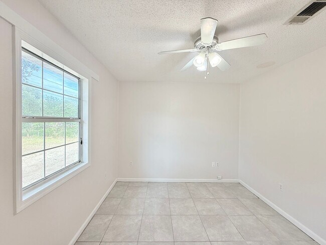 Building Photo - 4-Bedroom Home - Fenced Backyard