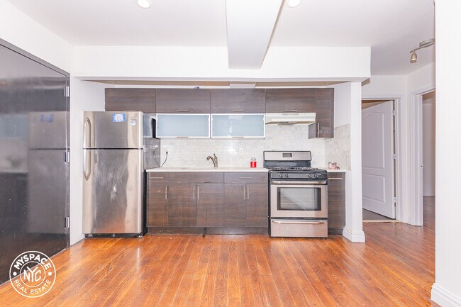 Building Photo - 328A Irving Ave