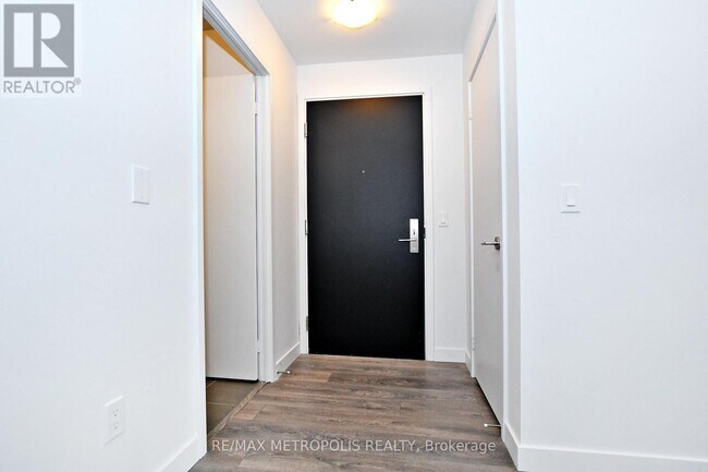 Photo du bâtiment - 8-4918 Eglinton Ave E
