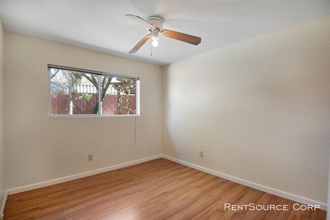 Building Photo - 3 Bedroom Duplex For Rent in Simi Valley!